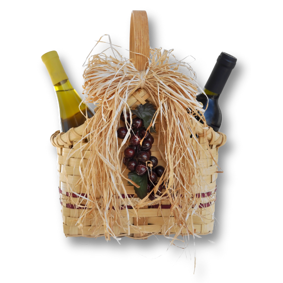 Cesta de mimbre con vinos y uvas