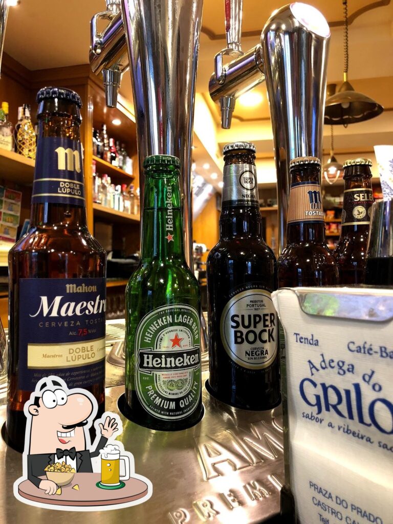 Cervezas en barra de bar