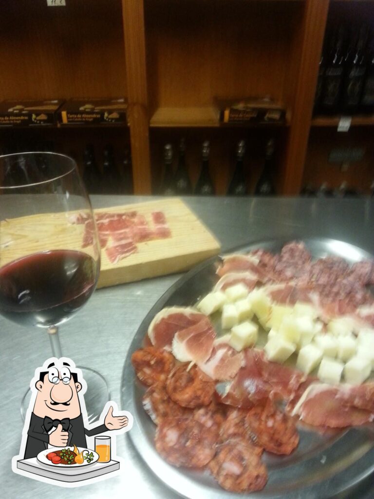 Copa de vino y tabla de embutidos